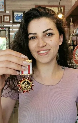 Çini sanatçısı Minel Yılmaz, bulduğu İstiklal Madalyası’nın sahibini arıyor