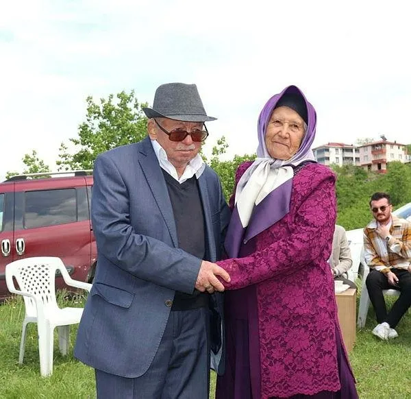 yer-ordu-altinordu-50-torunlari-olan-mehmet-hamdiye-akyol-cifti-birlikteliklerinin-75-yilinda-nikah-tazeledi-1651520865890.jpeg