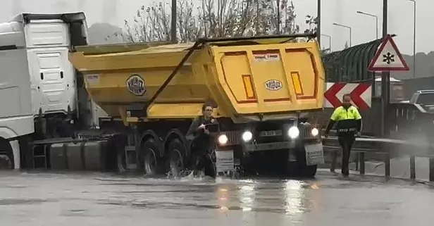 İstanbul sağanak ve fırtınanın etkisi altında! Ağaçlar devrildi, cadde ve sokakları su bastı, araçlar mahsur kaldı...
