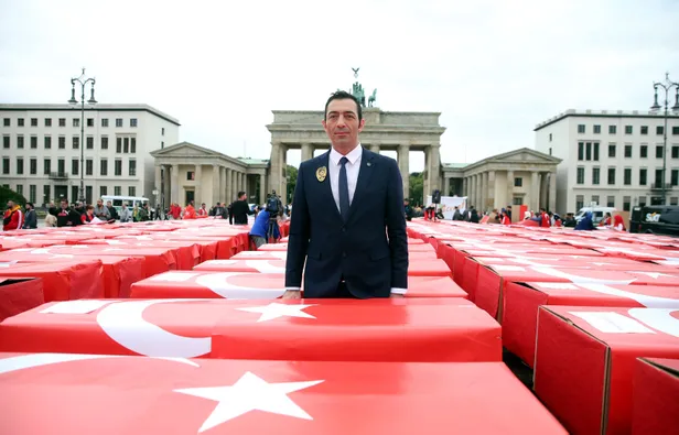 Almanya'nın tarihi meydanında dikkat çeken anma! 15 Temmuz'u böyle andılar-3