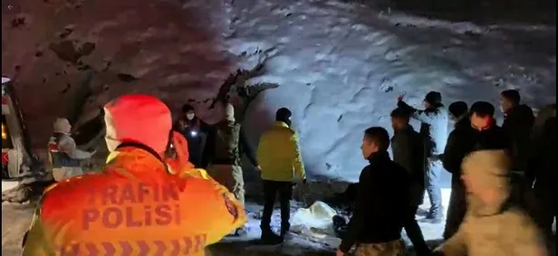 kars-erzurum-kara-yolunda-yolcu-otobusu-devrildi-olu-ve-yaralilar-var-1639856246438.jpeg Kars-Erzurum kara yolunda yolcu otobüsü devrildi! Ölü ve yaralılar var-5