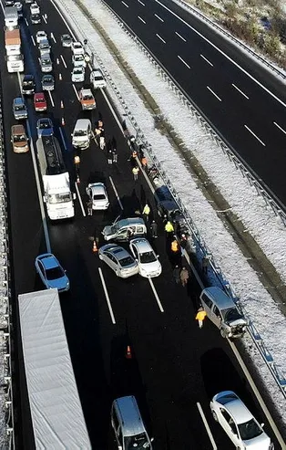 SON DAKİKA: TEM Otoyolu’nda zincirleme kaza! 9 araç birbirine girdi 4 kişi yaralandı