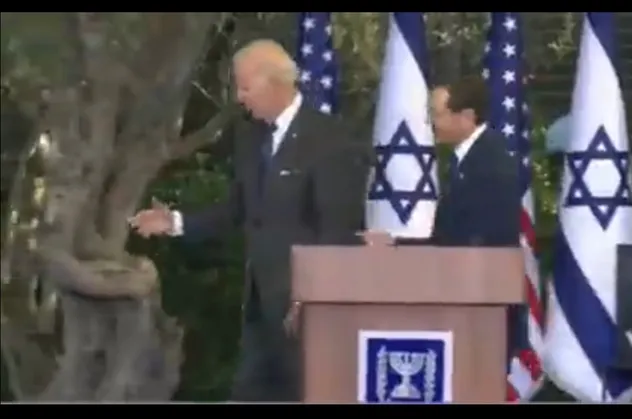 Biden yine boşlukla selamlaştı