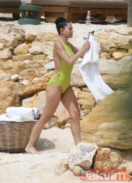 Demet Özdemir ebruli bikisiniyle durdu durdu şovunu yaptı geçen yılki halinden eser yok! Yanında Hazal Kaya ve Selin Şekerci de var - 10