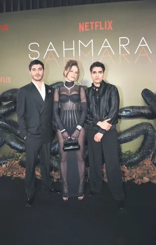 Serenay Sarıkaya galayı gölgede bıraktı! Hem kıyafeti hem de takılarıyla damga vurdu