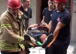 Oğluyla kavga ederken 5. kattan yan binanın çatısına düştü (Video)