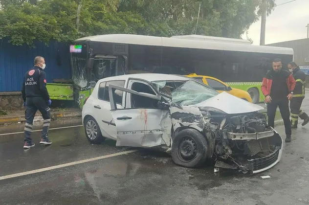 Kocaeli'de belediye otobüsü ile otomobil çarpıştı, bir kişi öldü, 2 kişi yaralandı