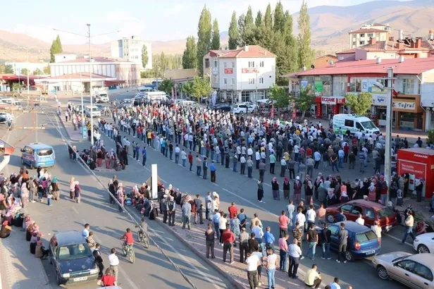 kazada-olen-3-tekvandocu-birlikte-topraga-verildi-1600690339268.jpg Son dakika: Kazada hayatını kaybeden 3 tekvandocu birlikte toprağa verildi-1