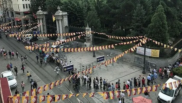 İstiklal Caddesi’nde “istikbal” kuyruğu (Video)