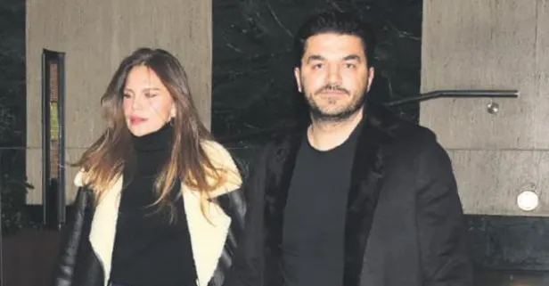 Ebru Şallı mini şortu ve tüylü çantasıyla tarzını konuşturdu