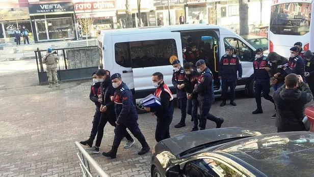 konyada-siber-suclardan-yakalanan-arkadaslarini-kontrol-etmeye-gelen-kisi-gozaltina-alinarak-tutuklandi-1639241777242.jpeg Konya'da siber suçlardan yakalanan arkadaşlarını kontrol etmeye gelen kişi gözaltına alınarak tutuklandı-3