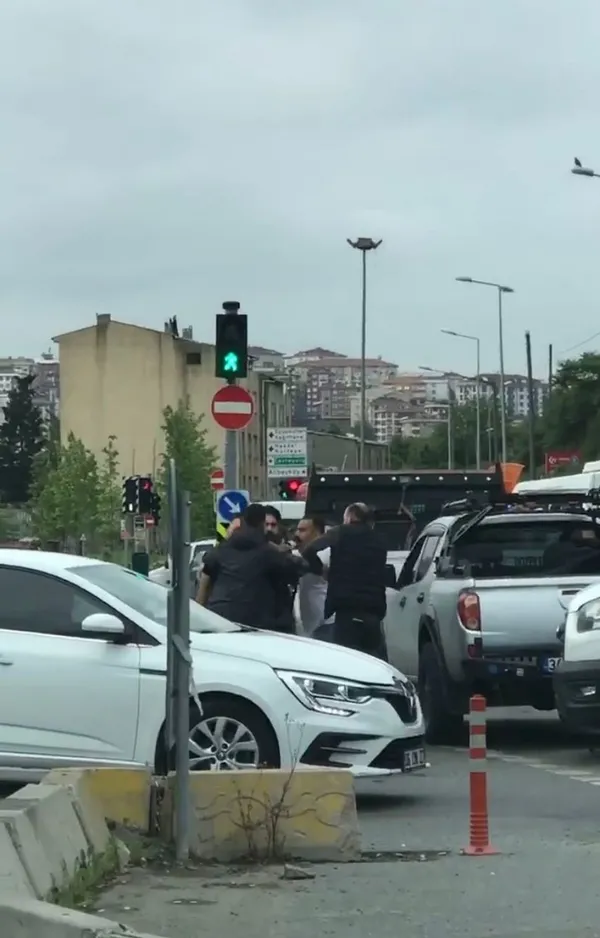 eyupsultanda-trafikte-bicakli-kavga-kamerada-1685956259191.jpg