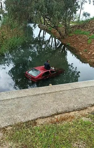 Dereye uçan otomobilinin üzerinde kurtarılmayı bekledi! Yer: Antalya