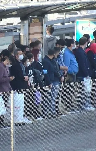 İstanbul'da metrobüs ve tramvay seferleri yetersiz kaldı! Duraklarda sosyal mesafe hiçe sayıldı