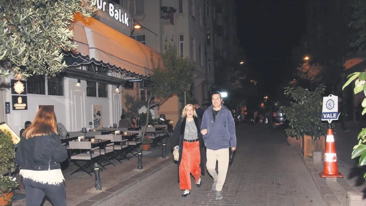 Hakan Peker, sevgilisi Hande Ertekin ile Cihangir’de objektiflere yansıdı