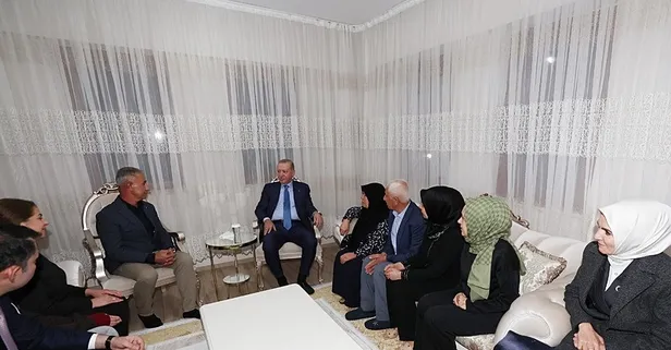 Başkan Erdoğan Adıyaman’da depremzede aileye ziyaret! Kara kalem portre hediyesi