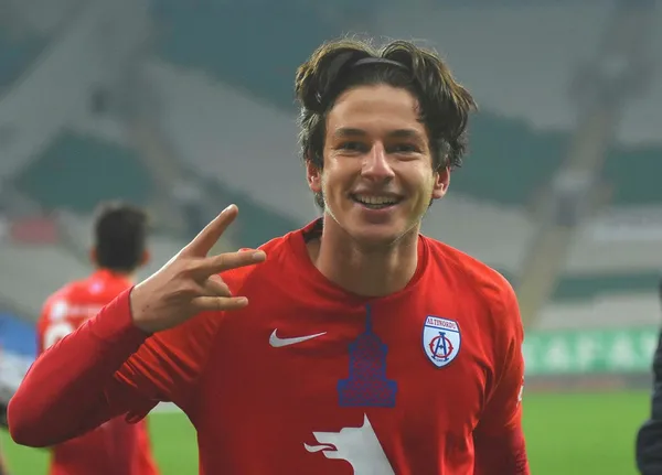 fenerbahce-baskani-ali-koc-altinordunun-kapisini-caldi-iste-burak-ince-ile-enis-destanin-yildizin-fiyati-1621961375333.jpg Fenerbahçe Başkanı Ali Koç, Altınordu'nun kapısını çaldı! İşte Burak İnce ile Enis Destan'ın fiyatı-4