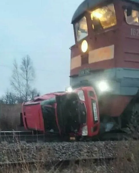 son-dakika-rusyada-korku-dolu-anlar-yuk-treni-carptigi-araci-metrelerce-surukledi-1636302704149.jpeg Son dakika: Rusya'da korku dolu anlar! Yük treni çarptığı aracı metrelerce sürükledi-1