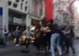 İstiklal Caddesi'nde kadınlı erkekli 10 kişilik grup dakikalarca kavga etti (Video)