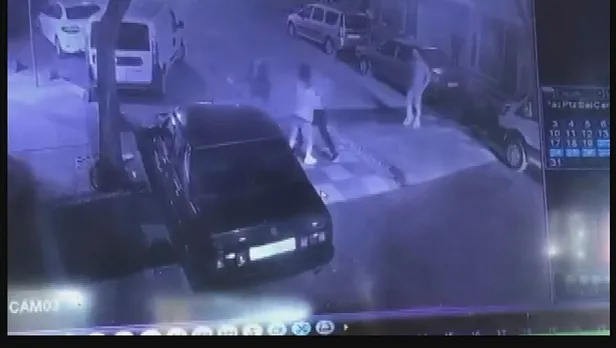 bagcilarda-sokak-ortasinda-kavga-bicagi-gozune-sapladi-1611948087306.jpeg Bağcılar'da sokak ortasında kavga: Arkadaşının gözüne bıçak sapladı-3