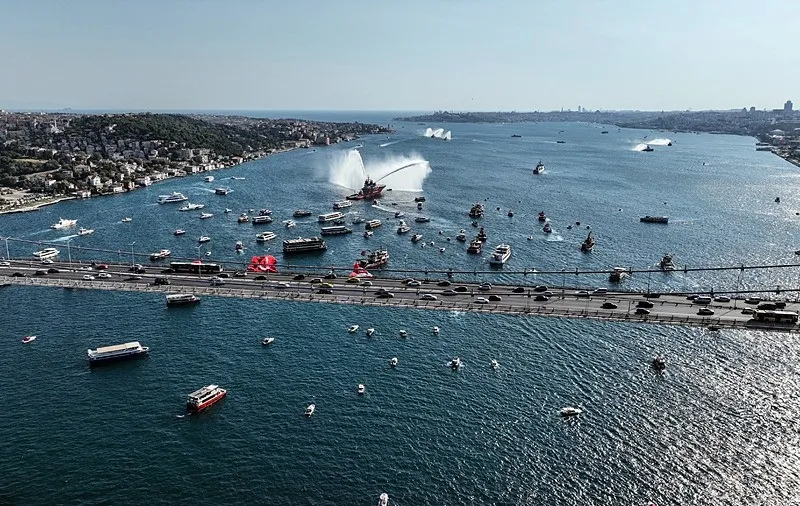 15 Temmuz şehitleri anısına 253 tekneyle Boğaz'da tarihi geçiş! (İHA)