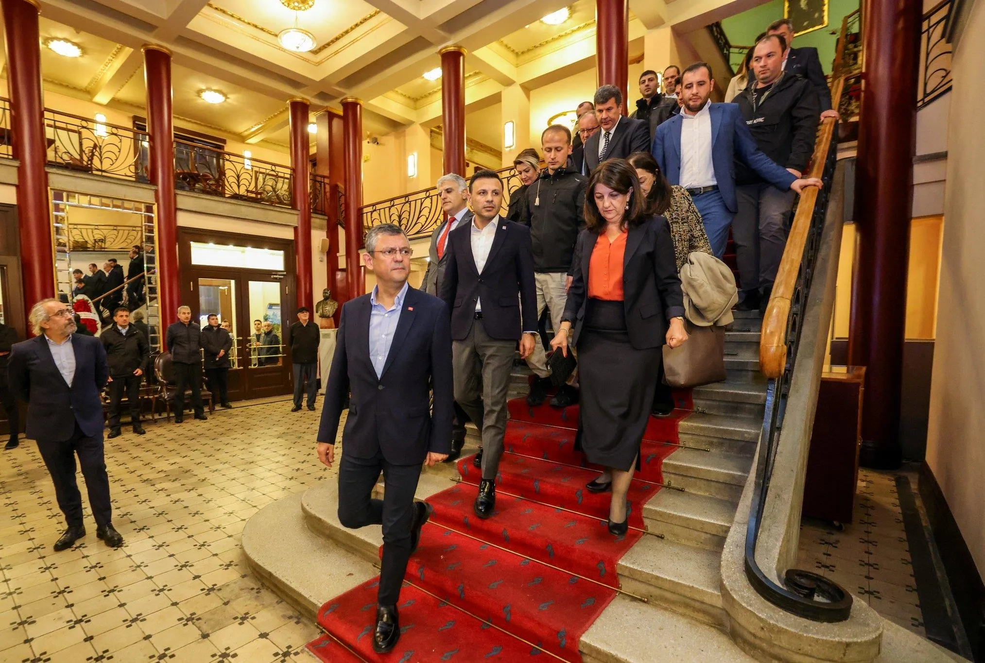 Özel’den rezil hareket