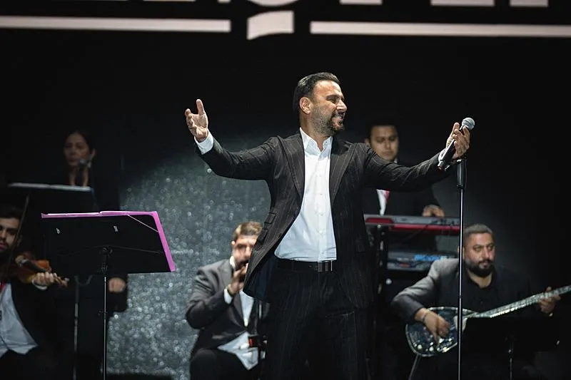 Alişan, 25 yıl sonra Bingöl'de konser verdi. (İHA)