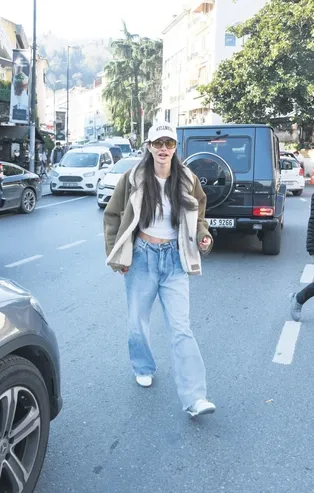 Yasemin Özilhan Hollywood stiliyle Bebek sokaklarını podyuma çevirdi...