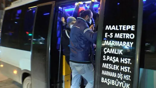 Minibüsçülerden pes dedirten hile! Ayakta yolcu almak için bakın ne yaptılar!-2