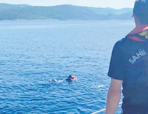 Yüzerken yakalandı!