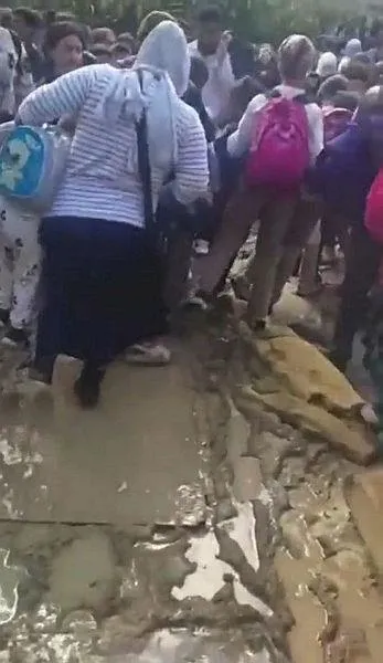 chp-cop-cukur-camur-esenyurtta-survivor-parkuru-gibi-okul-yolu-1696258840465.jpeg CHP'li Belediye'nin çamur hizmeti! Esenyurt’ta okul yolu çamur gölüne döndü | Öğrenci ve veliler mağdur oldu-2