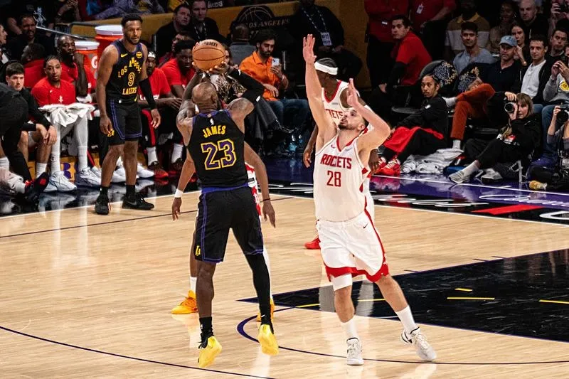 rockets-lakersa-yenildi-alperen-sengunun-double-doublei-yetmedi-1776845548699.jpeg Lakers'ın galibiyetinde Lebron öne çıktı.