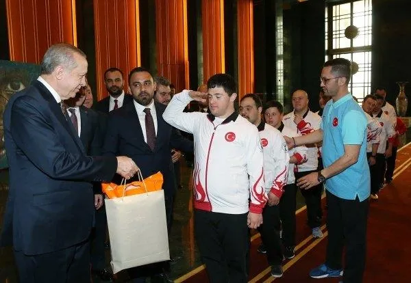 Cumhurbaşkanı down sendromlu sporcuları kabul etti-7