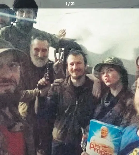 rusya-mariupoldeki-azovstal-celik-fabrikalarina-fosfor-bombasi-ile-bombaladi-1652650309877.jpeg Rusya Mariupol’deki Azovstal çelik fabrikalarına fosfor bombası ile bombaladı-2