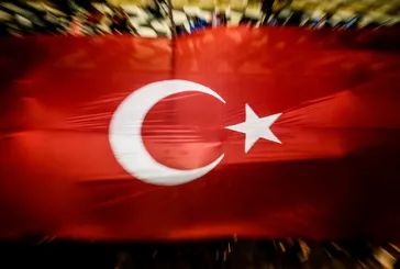 Ünlüler bayrağımızı hedef alan hain saldırıya karşı tek yürek oldu: Bayrak namustur