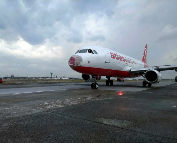 Fırtına yolcu uçağını bu hale getirdi