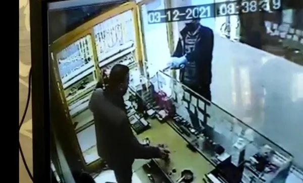 kuyumcu-soygun-aninda-cay-icmeye-devam-etti-yemek-de-ismarlasaydin-1638534119161.jpg Kuyumcu soygun anında çay içmeye devam etti! "Yemek de ısmarlasaydın"-4