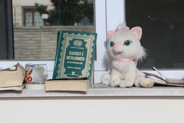 2 çocuğunu kaybeden gözü yaşlı baba çocuklarının enkazdan çıkarılan eşyalarında kalan kokularıyla teselli buldu-4