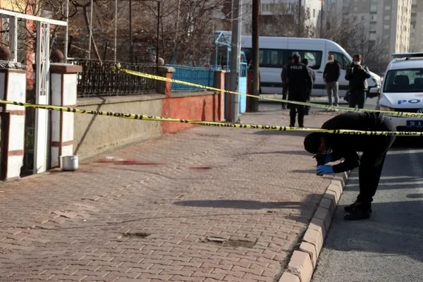 52-yillik-komsusunu-tas-atma-meselesi-icin-oldurdu-1635342834306.jpg 52 yıllık komşusunu taş atma meselesi için öldürdü-2