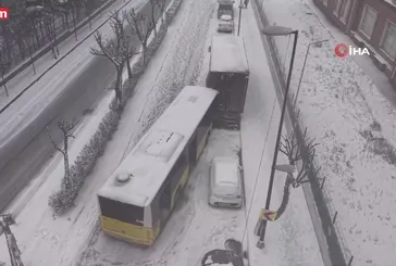 İETT otobüsü kamyona çarptı!