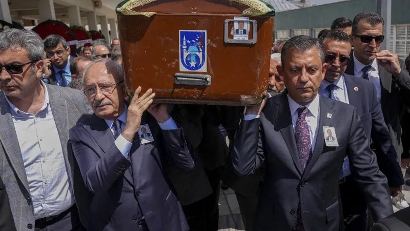 Kemal Kılıçdaroğlu ve Özgür Özel, Levent Bayraktar'ın tabutuna omuz verdi