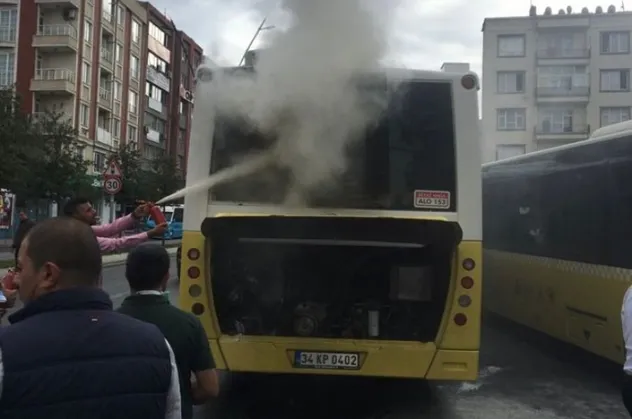 İstanbul'da yine yeni yeniden İETT rezaleti! Otobüs yandı işe gitmek isteyen vatandaşlar yolda kaldı
