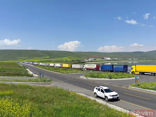Gürcistan sınırında 16 kilometre uzunluğunda TIR kuyruğu oluştu! 3 günde sadece 3 kilometre ilerleyebiliyorlar - 26