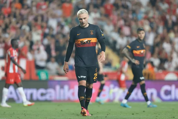 terimin-gozdelerine-sok-okan-buruk-hepsinin-ustunu-cizdi-1657790209406.jpg Terim'in gözdelerine şok! Okan Buruk hepsinin üstünü çizdi-5