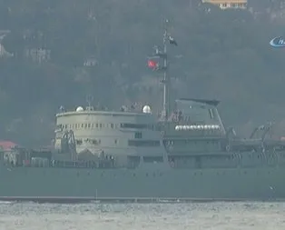 Rus savaş gemisi Boğaz’dan Türk bayrağıyla geçti