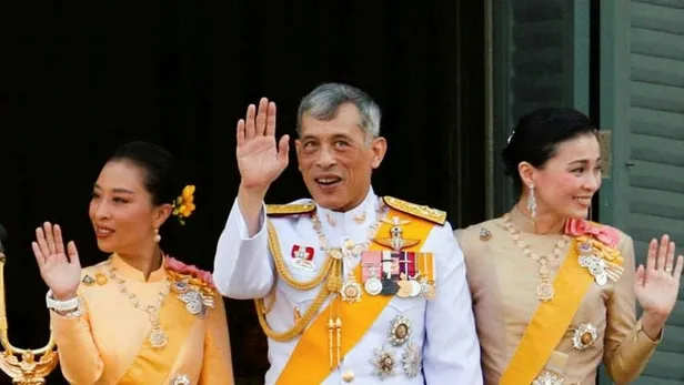 haremiyle-cok-konusulan-tayland-krali-mahadan-metresi-sineenata-dogum-gunu-jesti-o-artik-kralice-1611678178678.jpeg