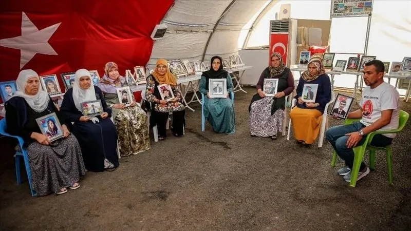 DİYARBAKIR eski HDP İl Binası önünde evlatlarını bekleyen anneler
