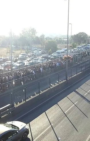 Vatandaş isyan etti! Metrobüs durağında insan seli!