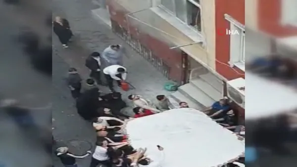 istanbul-esenlerde-can-pazari-carsafa-atlayarak-yanmaktan-kurtuldular-1634048435639.jpg İstanbul Esenler'de can pazarı! Çarşafa atlayarak yanmaktan kurtuldular-2