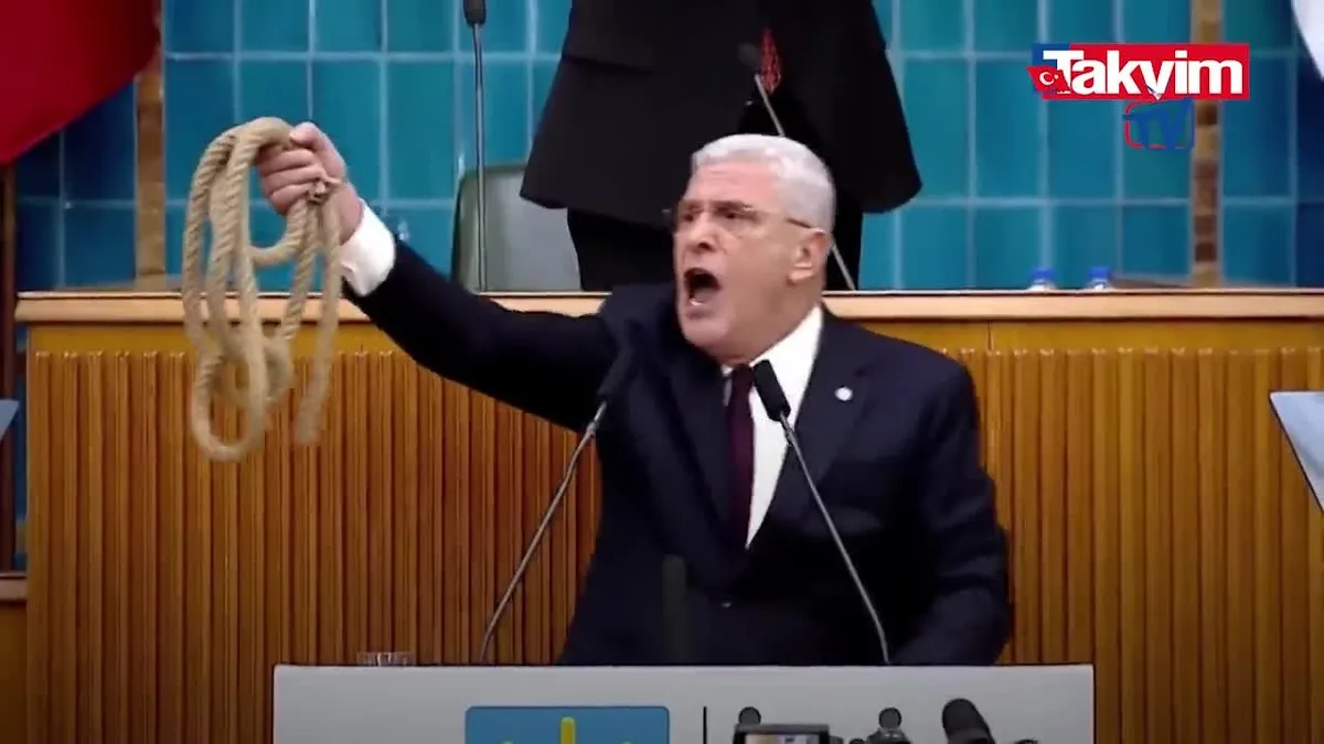 Müsavat Dervişoğlu kürsüden urgan attı